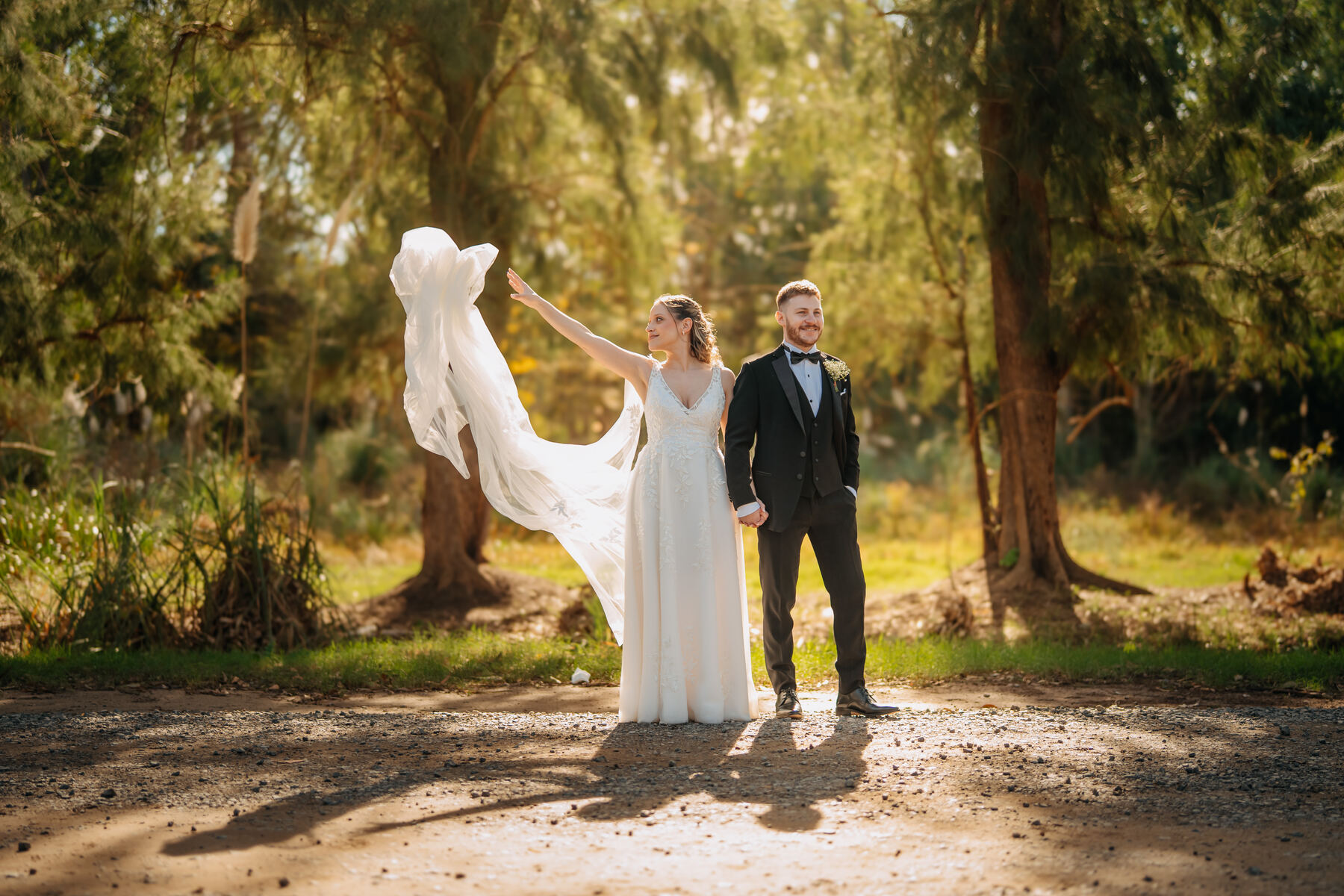 Novia con el velo al viento, luz dorada